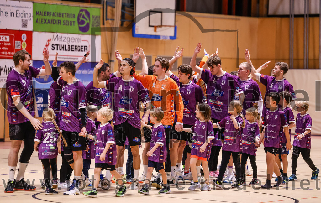 2024-11-24_003_SpVgg_Altenerding_gegen_ASV_Dachau | Erding, Deutschland, 24.11.2024:Handball, Bezirksoberliga Männer 2024 / 2025, 8. Spieltag, SpVgg Altenerding gegen ASV Dachau, Endergebnis: 30:23Niklas Fleps (SpVgg Altenerding, #17), Luis Leitner (SpVgg Altenerding, #26), Torwart Jannik Fleps (SpVgg Altenerding, #33)Foto: Christian Riedel / fotografie-riedel.net