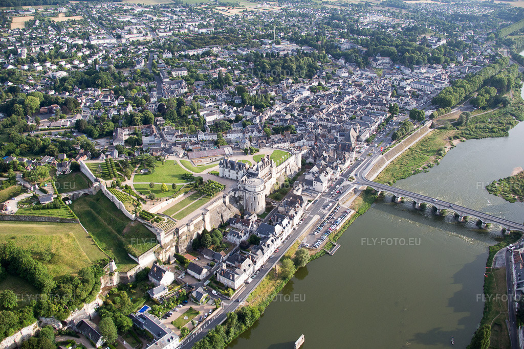 Vue aérienne: Vue de la ville à Amboise dans le département Indre et Loire, France. Photo: IMG_082357.jpg prise le 20/06/2015 par Werner Riehm/FLY-FOTO.eu – Résolution de l'original: 5472 x 3648 px