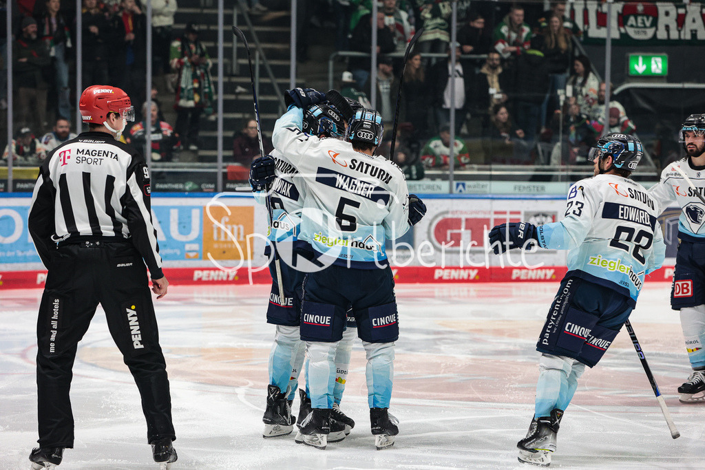Augsburger Panther - ERC Ingolstadt | Die Gaeste freuen sich ueber das Tor zum 0-2 durch Wojciech STACHOWIAK (ING #19)