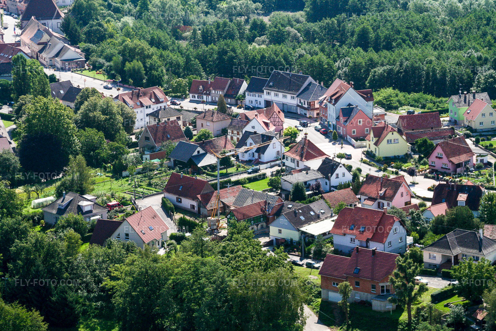 Aerial view: Rue des Roses in Lauterbourg in the state Bas-Rhin, France. – Photo: IMG_3600.jpg taken on 08/31/2006 by Werner Riehm/FLY-FOTO.com – Resolution of the original: 3456 x 2304 px