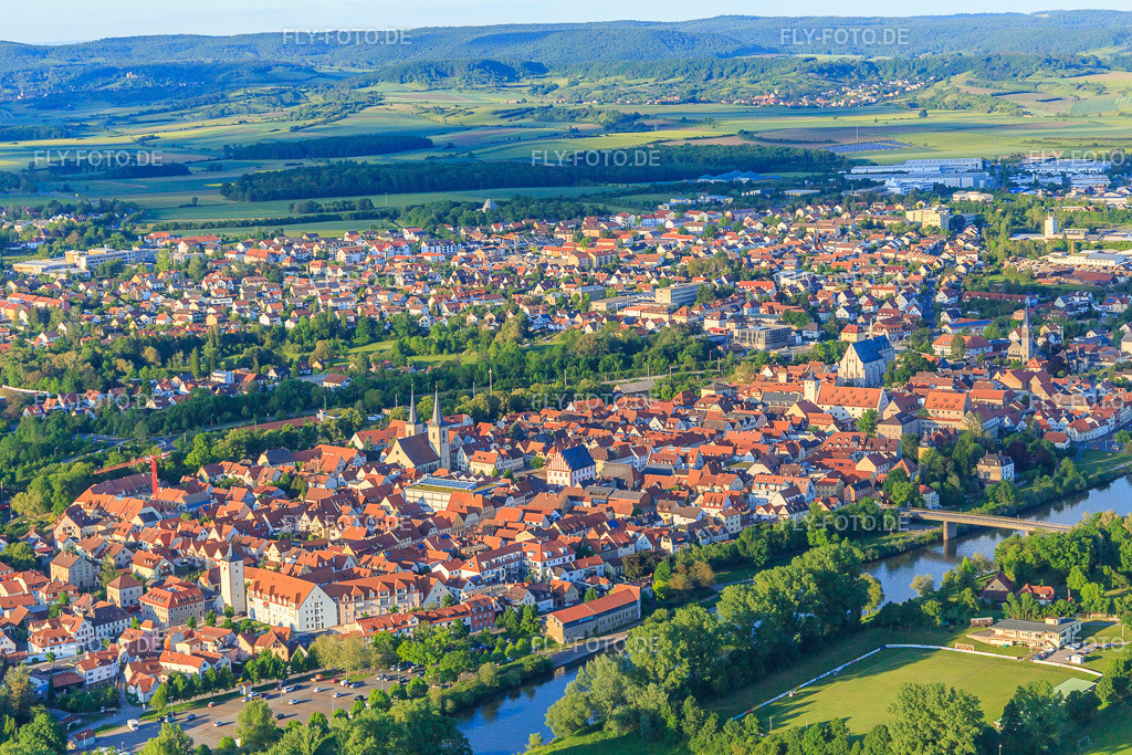 Stadtübersicht der Altstadt jenseits des Main aus Westen | Luftbild: Stadtübersicht der Altstadt jenseits des Main aus Westen in Haßfurt im Bundesland Bayern in Deutschland. Foto: IMG_100083.jpg vom 26.05.2017 durch Werner Riehm/FLY-FOTO.de - Realisiert mit Pictrs.com