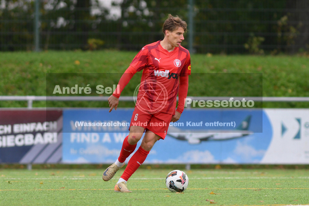 FC Kilia Kiel vs SC Rapid Lübeck | Jannis Voß (Kilia #6) / Fußball-Oberliga Männer 2026/2027 / FC Kilia Kiel vs SC Rapid Lübeck / Kilia Sportplatz / Kiel / 24.10.26 - Realisiert mit Pictrs.com
