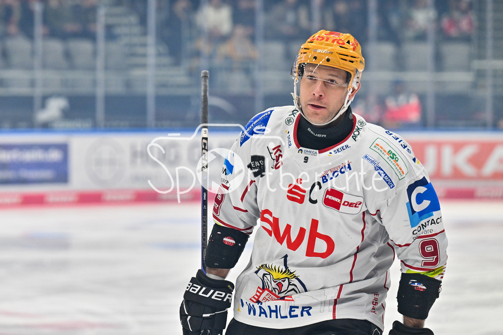 Augsburger Panther - Fischtown Pinguins | Jubel der Gaeste nach dem Treffer zum 0-1 durch Jan URBAS (Fischtown Pinguins 9) / Freude / Happy / tor / torschuetze / DEL: Augsburger Panther - Fischtown Pinguins, Curt Frenzel Stadion am 08.01.2025