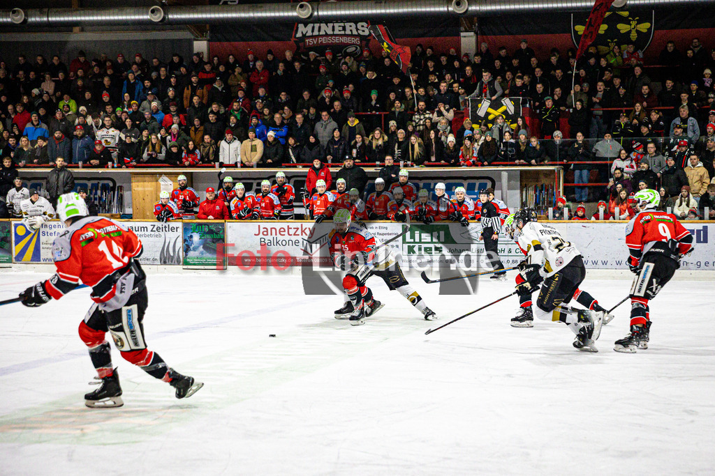 TSV Peißenberg MINERS gegen EHC Königsbrunn PINGUINE | Eishockey Bayernliga Herren Playoffs Viertelfinale 2024/25 - Spiel 4 von 7, TSV Peißenberg MINERS gegen EHC Königsbrunn PINGUINE, 20250216,Marius KLEIN (MINERS 25) in Aktion, Zuschauer im Hintergrund,2025-02-16 in Peißenberg (Eisstadion Peißenberg)Marius KLEIN (MINERS 25)Copyright: WolfgangxLindner foto-lindner.de