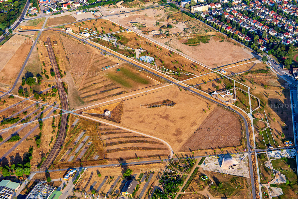 Luftbild: Conversio: Philipp Morlockm, Eidechsenhabitat Molchgewässer in der Panzerwaschanlage im Spinelli-Park der Bundesgartenschau Mannheim BUGA 2023 https://www.buga23.de/ im Ortsteil Käfertal in Mannheim im Bundesland Baden-Württemberg in Deutschland. Foto: IMG_136941.jpg vom 24.06.2023 durch Werner Riehm/FLY-FOTO.de