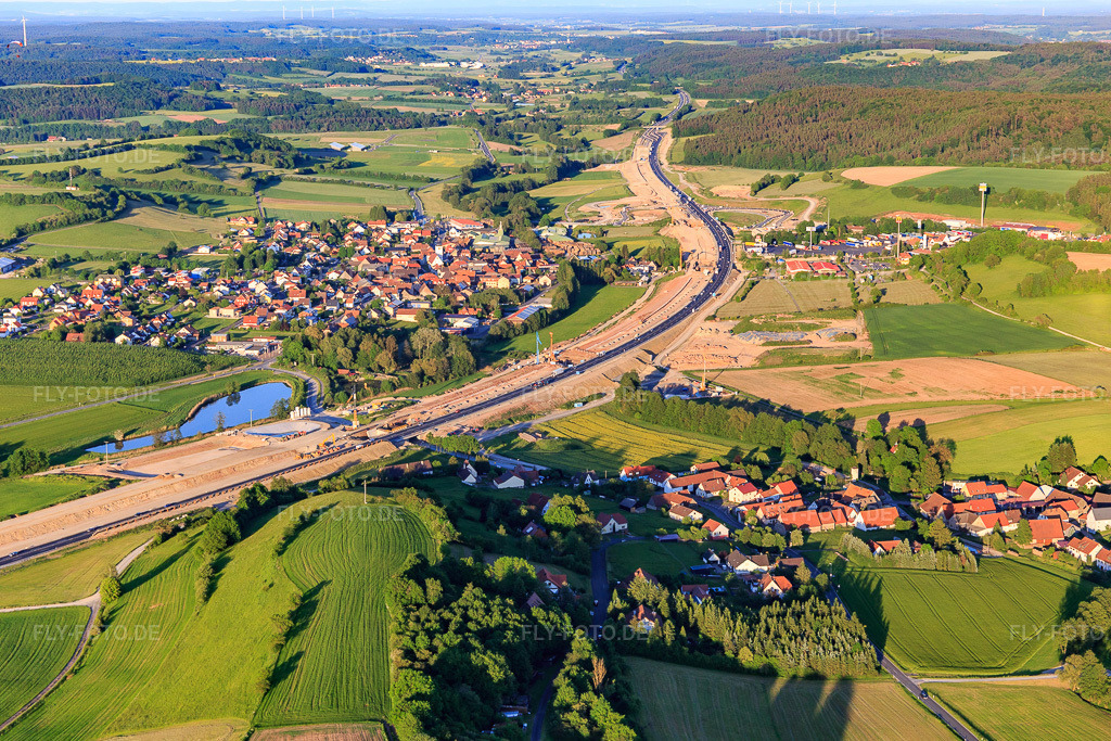 Luftbild: Dorfansicht jenseits der A3 mit Baustelle und Autohof Strohofer aus Südwesten in Geiselwind im Bundesland Bayern in Deutschland. – Foto: IMG_100400.jpg vom 27.05.2017 durch Werner Riehm/FLY-FOTO.de – Auflösung des Originals: 5463 x 3642 px