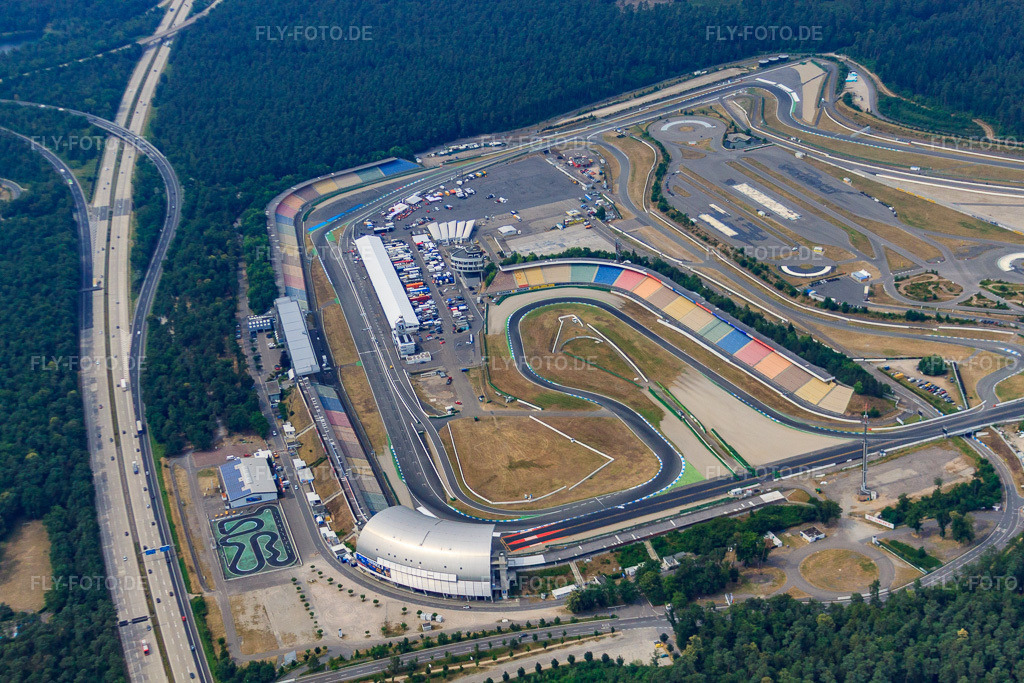 Luftbild: Hockenheimring. Motodrom in Hockenheim im Bundesland Baden-Württemberg in Deutschland. Foto: IMG_29874.jpg vom 02.07.2010 durch Werner Riehm/FLY-FOTO.de