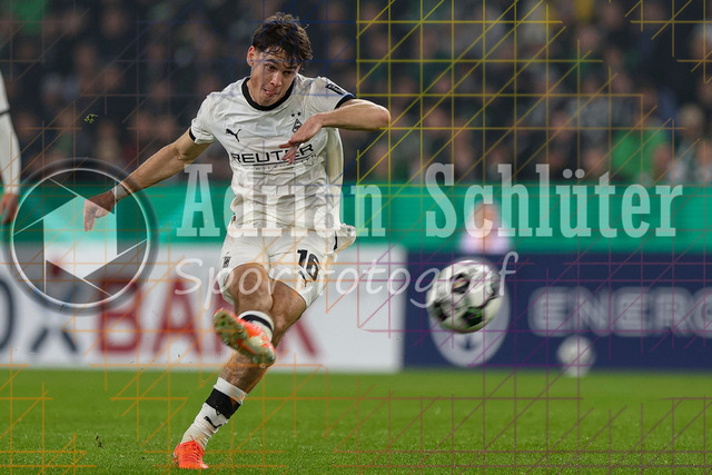 Borussia Mönchengladbach vs Karlsruher SC - DFB-Pokal 2. Runde | Mönchengladbach, Deutschland, 28.10.25:   Philipp Sander (Borussia Mönchengladbach) schießtwaehrend des Spiels der DFB-Pokal 2. Runde zwischen Borussia Mönchengladbach vs Karlsruher SC im Stadion im Borussia Park(Foto von Brauer-Fotoagentur / Adrian Schlueter)