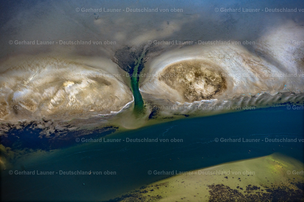 4061568 | INSEL HIDDENSEE 08.09.2021 Sandbank- Landfläche durch Strömungen unter der Meeres- Wasseroberfläche entlang der Fahrrinne zwischen der Insel Hiddensee und Bock in Insel Hiddensee im Bundesland Mecklenburg-Vorpommern, Deutschland. // Sandbank- land area by flow under the sea water surface along the fairway between the island of Hiddensee and Bock in Insel Hiddensee in the state Mecklenburg - Western Pomerania, Germany. Foto: Gerhard Launer