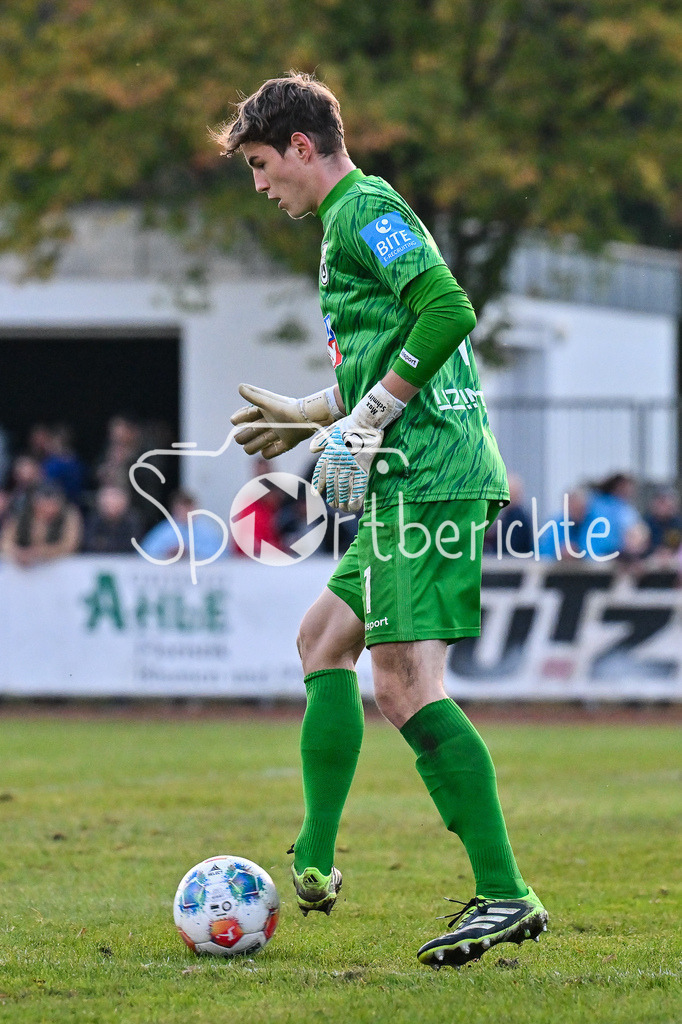 FC Augsburg - SSV Ulm 1846 Fussball | am Ball Max SCHMITT (SSV Ulm 1) / Einzelfoto / Freisteller / Testspiel: FC Augsburg - SSV Ulm 1846 Fussball; TSV Burgau Sportzentrum am 08.10.2025