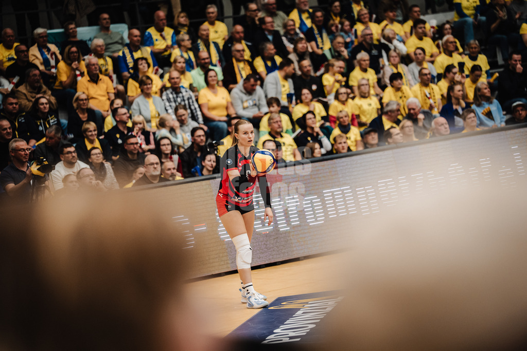 Volleyball | Frauen | Saison 2025/2026 | Volleyball Bundesliga | SSC Palmberg Schwerin vs. ETV Hamburger Volksbank Volleys | 18.10.2025 | Zoe Konjer (#8, ETV Hamburger Volksbank Volleys) beim Aufschlag