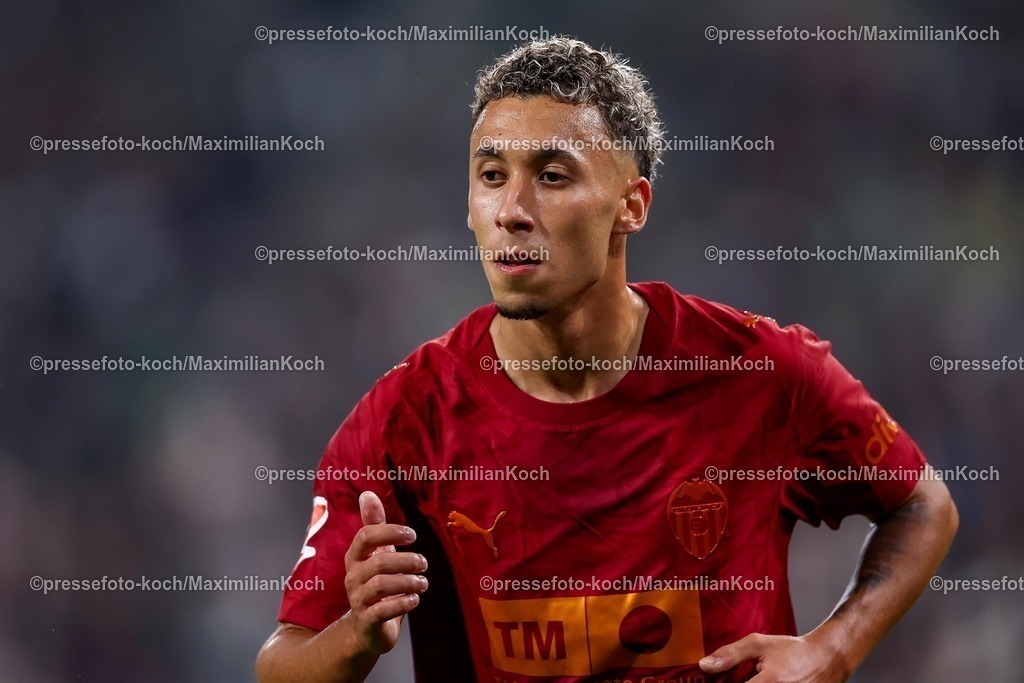 BMG02082501070 | 02.08.2025, Fußball, Borussia Mönchengladbach - FC Valencia, 125 Jahrfeier Jubiläumsspiel, Borussia-Park, Saison 2025 2026: Pablo Lopez (Valencia #33)  DFB regulations prohibit any use of photographs as image sequences and or quasi-video.