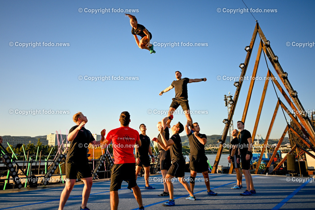 Klangwolke 2023_ Vorbereitung_ 06.09.2023-9 | 06.09.2023, Linz, AUT, Donaulaende Linz, Vorbereitung zur Klangwolke 2023, im Bild The Freaks (Akrobatikgruppe)