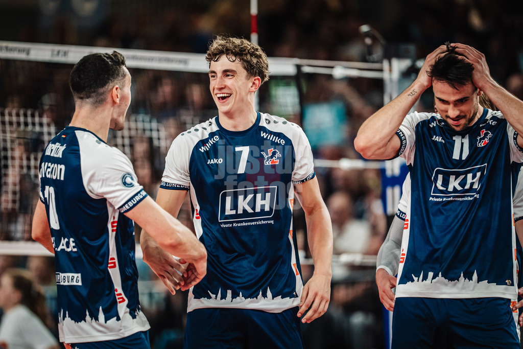 Volleyball | Herren | Saison 2024/2025 | 1. Volleyball Bundesliga Männer | Finale | SVG Lüneburg vs. BERLIN RECYCLING Volleys | 01.05.2025 | v.l. Lorenz Karlitzek (#10, SVG Lüneburg) beglückwunscht Joscha Kunstmann (#7, SVG Lüneburg)