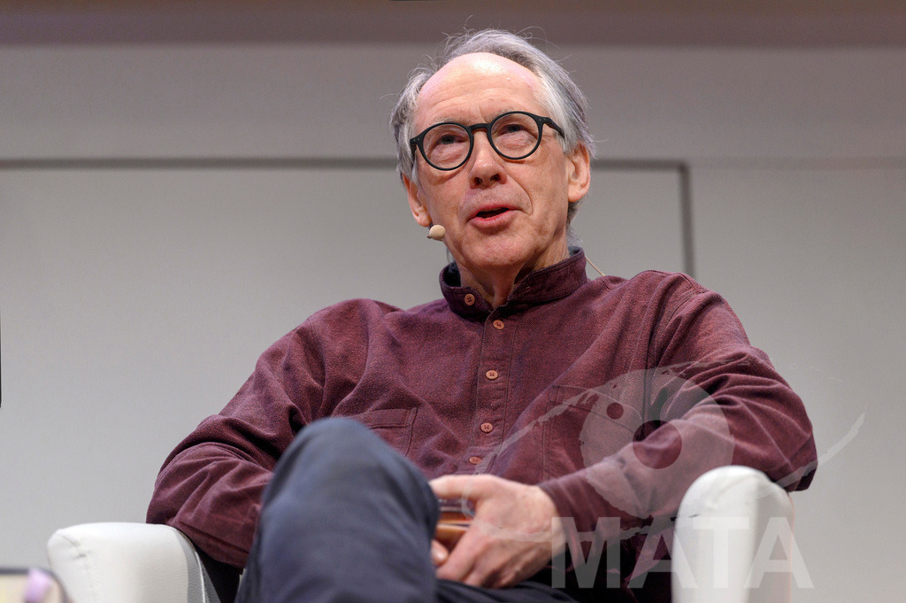 _DWA4849 | Ian McEwan bei der lit.Cologne 2023 Veranstaltung 'Ian McEwan. Ein Jahrhundertschriftsteller gibt Auskunft' in der Flora Köln.. Köln, 07.03.2023 - Realisiert mit Pictrs.com