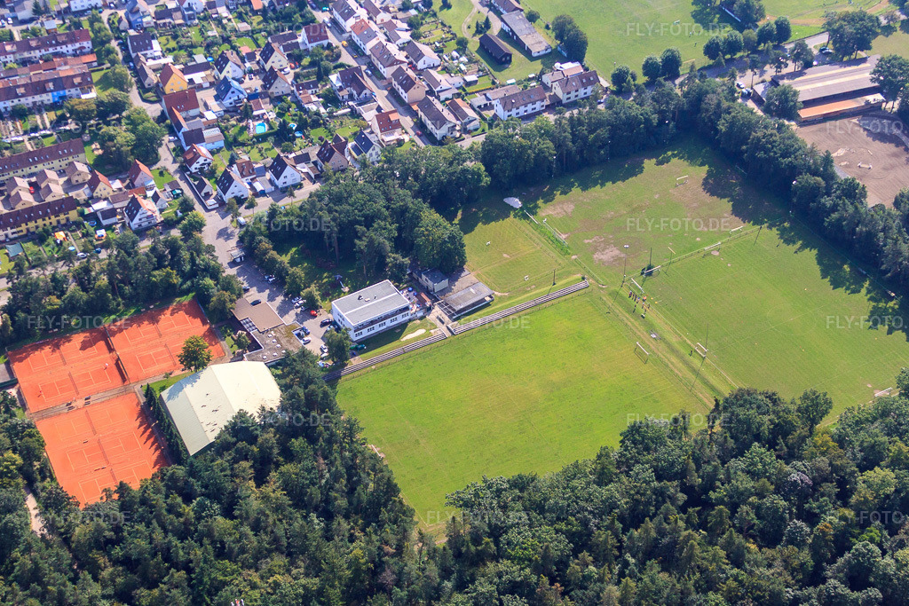 Luftbild: Waldbrücke, Sportplätze des FV Weingarten und TC Schwarz-Weiß Weingarten in Weingarten im Bundesland Baden-Württemberg in Deutschland. Foto: IMG_33364.jpg vom 05.09.2010 durch Werner Riehm/FLY-FOTO.de