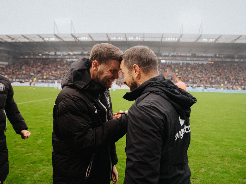 _FCS1057 | Der offizielle Shop für FC St. Pauli Fotos. Wähle aus Spielszenen & Fanmomenten dein FCSP Wunschformat. Wir liefern Millerntor-Atmosphäre.