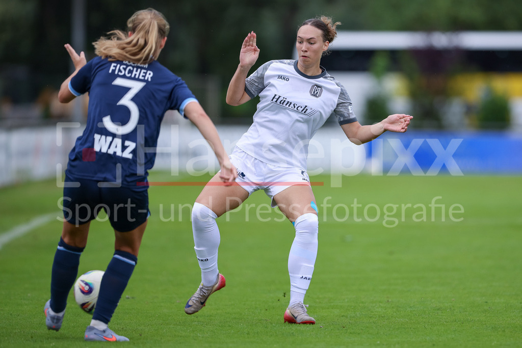 Fussball, Testspiel Frauen, SV Meppen - VfL Bochum | v.li.: Bente Fischer (VfL Bochum, 3) und Lucy Karwatzki (SV Meppen, 7) im Zweikampf, Duell, Dynamik, Aktion, Action, Spielszene