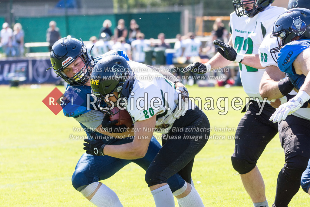 American Football, Saison 2022, Regionalliga Nord, Hamburg Blue Devils - Oldenburg Knights, Dr.-Hermann-Schnell-Sportplatz (Hamburg), 06.08.2022, 07. Gameweek | Alexander Prütz (#55, Blue Devils, LB) tackelt Mike Schuhmacher (#20, Oldenburg, RB)