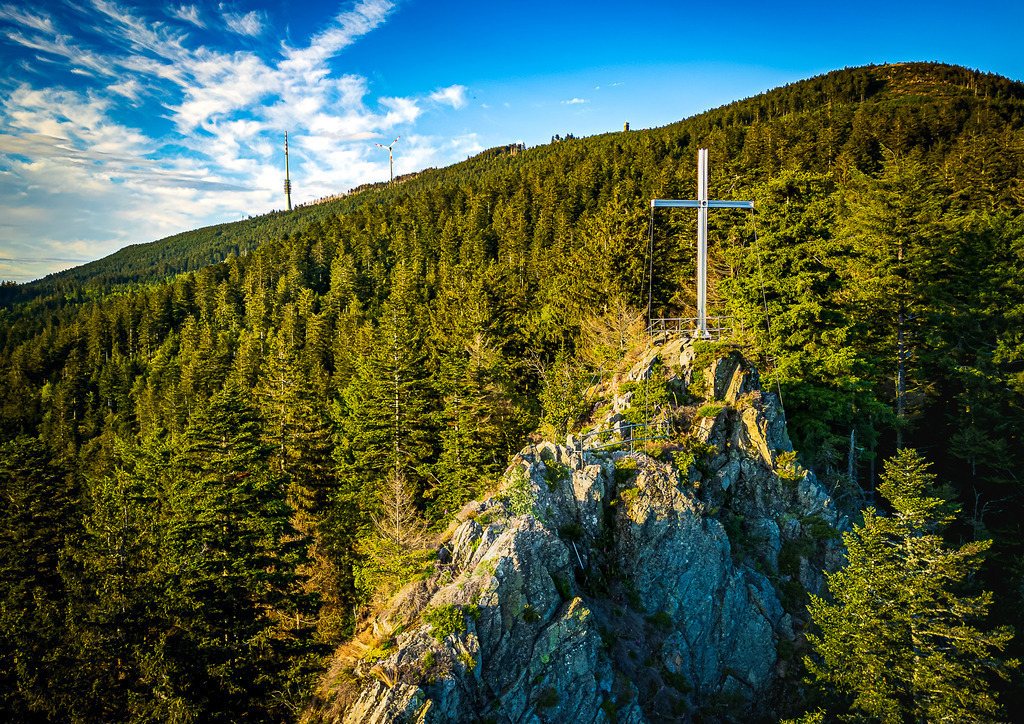 MPI_Sehenswürdigkeiten_0033 | Das Gipfelkreuz Hohfelsen bei Bühlertal mit der Hornisgrinde im Hintergrund - Realisiert mit Pictrs.com