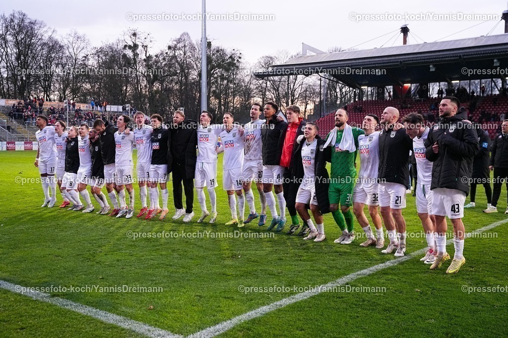 xYDRx06122501053 | 06.12.2025, xydrx, Fußball, 3.Liga, FC Viktoria Köln - SSV Ulm 1846, Saison 2025 2026, Sportpark Höhenberg: Paul-Philipp Besong (SSV Ulm 1846 #17) Ben Westermeier (SSV Ulm 1846 #8) Luis Goerlich (SSV Ulm 1846 # 2) Dennis Chessa (SSV Ulm 1846 #11) Max Brandt (SSV Ulm 1846 #23) Ensar Aksakal (SSV Ulm 1846 #7) Jonathan Meier (SSV Ulm 1846 #19) Dennis Dressel (SSV Ulm 1846 #14) Lukas Mazagg (SSV Ulm 1846 #27) Julian Etse (SSV Ulm 1846 #4) Christian Ortag (SSV Ulm 1846 #39) Niklas Koelle (SSV Ulm 1846 #32) Marcel Seegert (SSV Ulm 1846 #21) Leon Dajaku (SSV Ulm 1846 #43) bejubeln den 1:0 Sieg       DFB regulations prohibit any use of photographs as image sequences and or quasi-video.Photo: xYannisxDreimannxPressefotoKochx