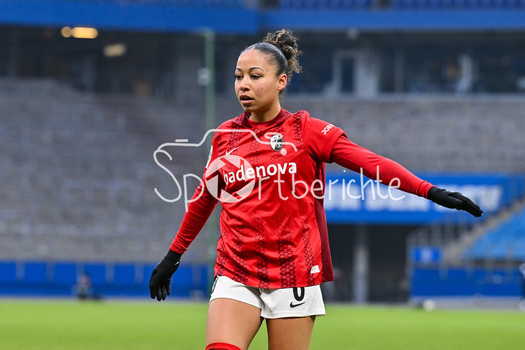 Hamburger SV - SC Freiburg | HAMBURG, GERMANY - 01. FEBRUARY: im Bild Nicole OJUKWU (SC Freiburg Frauen 6) / Einzelfoto / Freisteller während dem Match zwischen dem Hamburger SV und dem SC Freiburg am 16. Spieltag der Google Pixel Frauen-Bundesliga im Volksparkstadion