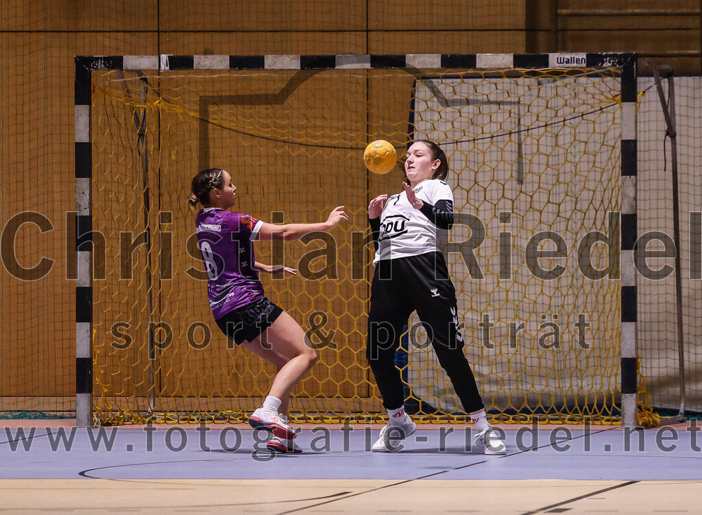 2025-01-18_096_SpVgg_Altenerding_gegen_TV_Altoetting | Erding, Deutschland, 18.01.2025:Handball, Bezirksoberliga Frauen Altbayern 2024 / 2024, 11. Spieltag, SpVgg Altenerding gegen TV Altötting, Endergebnis: 19:24Lena Prem (SpVgg Altenerding, #8), Torfrau Verena Maier (TV Altötting, #1)Foto: Christian Riedel / fotografie-riedel.net