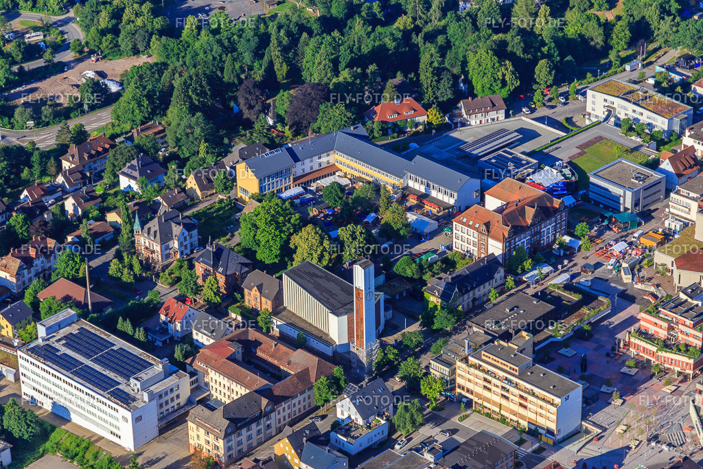 Gewerbehallestraße mit Kirche  St. Georg und Robert-Gerwig-Schule http://www.kath-stgeorgen-tennenbronn.de/ http://www.robert-gerwig-schule.de/ | Luftbild: Gewerbehallestraße mit Kirche  St. Georg und Robert-Gerwig-Schule http://www.kath-stgeorgen-tennenbronn.de/ http://www.robert-gerwig-schule.de/ im Ortsteil Saint Georgen im Schwarzwald in St. Georgen im Schwarzwald im Bundesland Baden-Württemberg in Deutschland. Foto: IMG_149190.jpg vom 29.06.2025 durch Werner Riehm/FLY-FOTO.de - Realisiert mit Pictrs.com