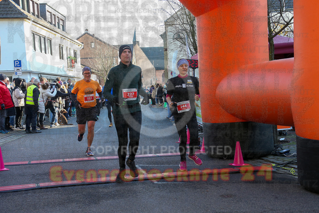 241201_1229_EX1_2356 | Sportfotografie im Rhein-Sieg Kreis, Köln, Bonn, NRW, Rheinland Pfalz, Hessen, etc. Unser Tätigkeitsfeld umfasst den Laufsport vom Volkslauf über den Marathon, Duathlon, Triathon bis zum Ultralauf wie Kölnpfad Ultra oder Schindertrail.