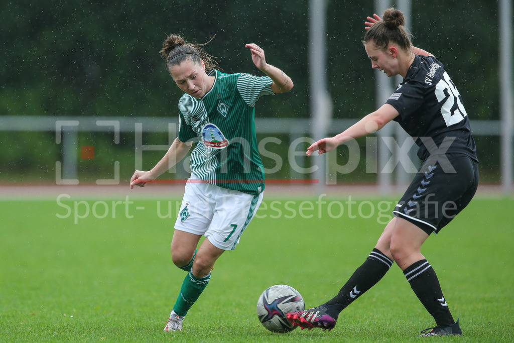 Fussball, Testspiel Frauen, SV Henstedt-Ulzburg - SV Werder Bremen | v.li.: Lisa Josten (SV Werder Bremen, 7) und Lisa-Kristin Behneke (SV Henstedt-Ulzburg, 25) im Zweikampf, Duell, Dynamik, Aktion, Action, Spielszene