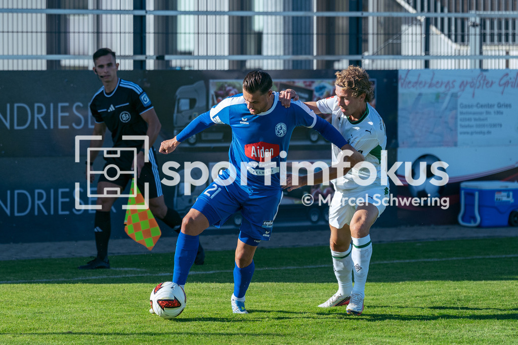 SSVg Velbert 02 – Borussia Mönchengladbach | Luca Köbele (SSVg Velbert 02) und Hugo Bolin (Borussia Mönchengladbach) im Zweikampf. Testspiel zwischen der SSVg Velbert 02 und Borussia Mönchengladbach in Velbert, 12.08.2026. Endstand: 0:8. sportimfokus / Marcel Schwering - Realisiert mit Pictrs.com