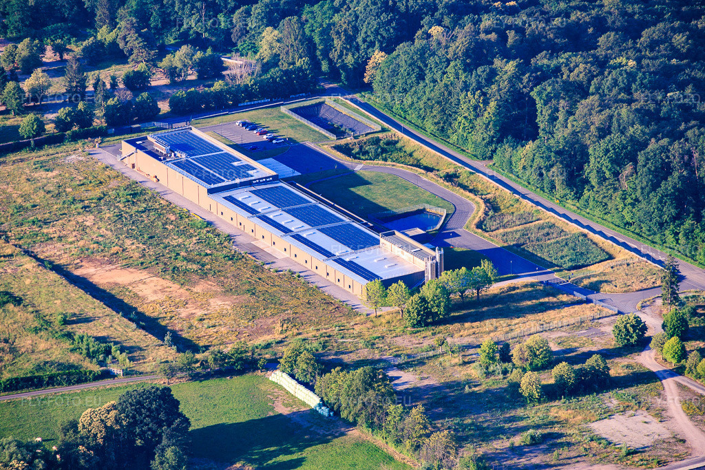 Vue aérienne: Site de production de l'unité SAS d'Alsaveur sur l'ancien terrain de la caserne à Drachenbronn-Birlenbach dans le département Bas Rhin, France – .Photo: IMG_157682.jpg prise le 19/06/2026 par Werner Riehm/FLY-FOTO.eu – Résolution de l'original: 6000 x 4000 px – Alsaveur SAS