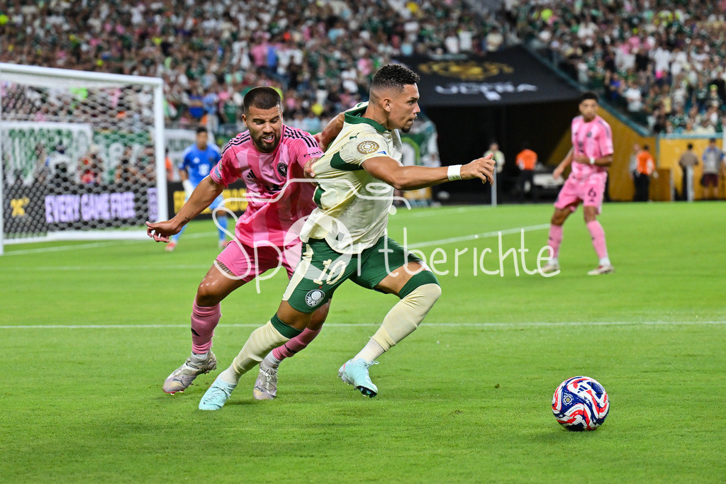 Inter Miami CF - Palmeiras Sao Paulo | im Duell PAULINHO (Palmeiras 10) und Marcelo WEIGANDT (Inter Miami 57) / Zweikampf / FIFA Club World Cup: Inter Miami CF - Palmeiras Sao Paulo, Hard Rock Stadium am 23.06.2025