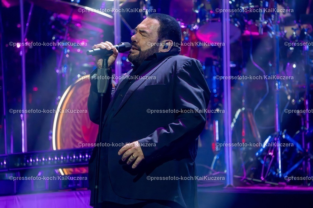 KKU06022501017 | 25.01.2025, xkkux, Düsseldorf, Die Band Alphaville performt bei ihrem Konzert Forever! LIVE Best of 40 Years in der Mitsubishi Electric HALLE. Im Bild Sänger und Frontman Marian Gold
