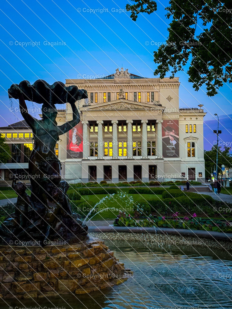 Opera | Entdecken Sie originelle Wandkunst auf Leinwand und Acrylglas sowie eine Vielzahl von Fotogeschenken und stockvideos in unserem Online-Shop. Dekorieren Sie Ihr Zuhause mit einzigartigen Kunstwerken und persönlichen Erinnerungen. Perfekt auch als Geschenk.