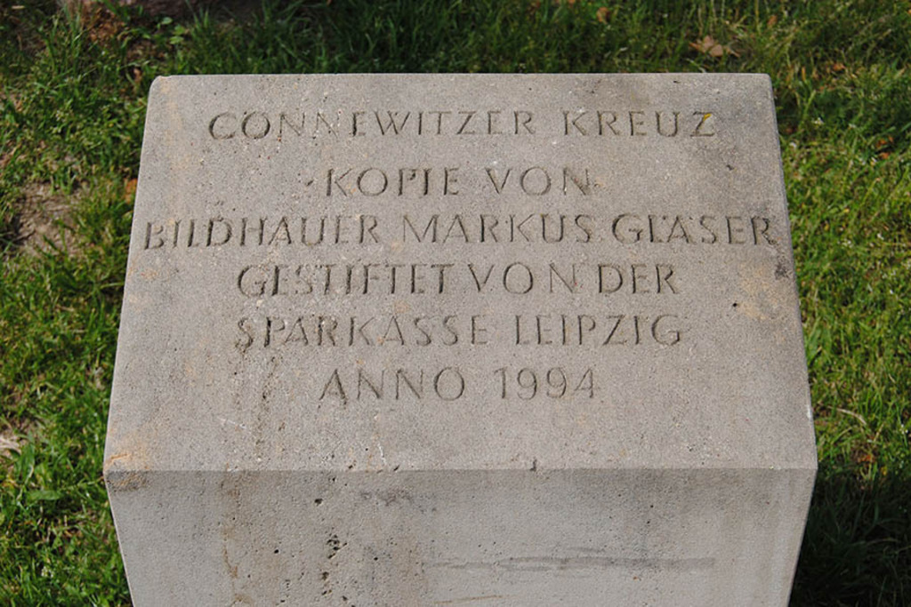Foto: Leipzig - Connewitzer Kreuz - Gedenkstein | Das Team hinter BILDLEXIKON LEIPZIG bündelt historische wie aktuelle Informationen über die Stadt Leipzig in Text und Bild auf einer Plattform und stellt diese der interessierten Öffentlichkeit zur Verfügung.