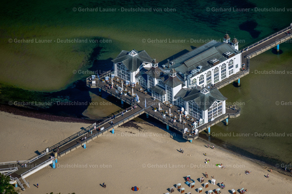 4061284 | SELLIN 08.09.2021 Konstruktion der Seebrücke über der Wasseroberfläche in Sellin an der Ostseeküste im Bundesland Mecklenburg-Vorpommern, Deutschland. Weiterführende Informationen bei: Seebrücke Sellin. // Construction of the pier above the water surface in Sellin on the Baltic Sea coast in the state of Mecklenburg-West Pomerania, Germany. Further information at: Seebruecke Sellin. Foto: Gerhard Launer