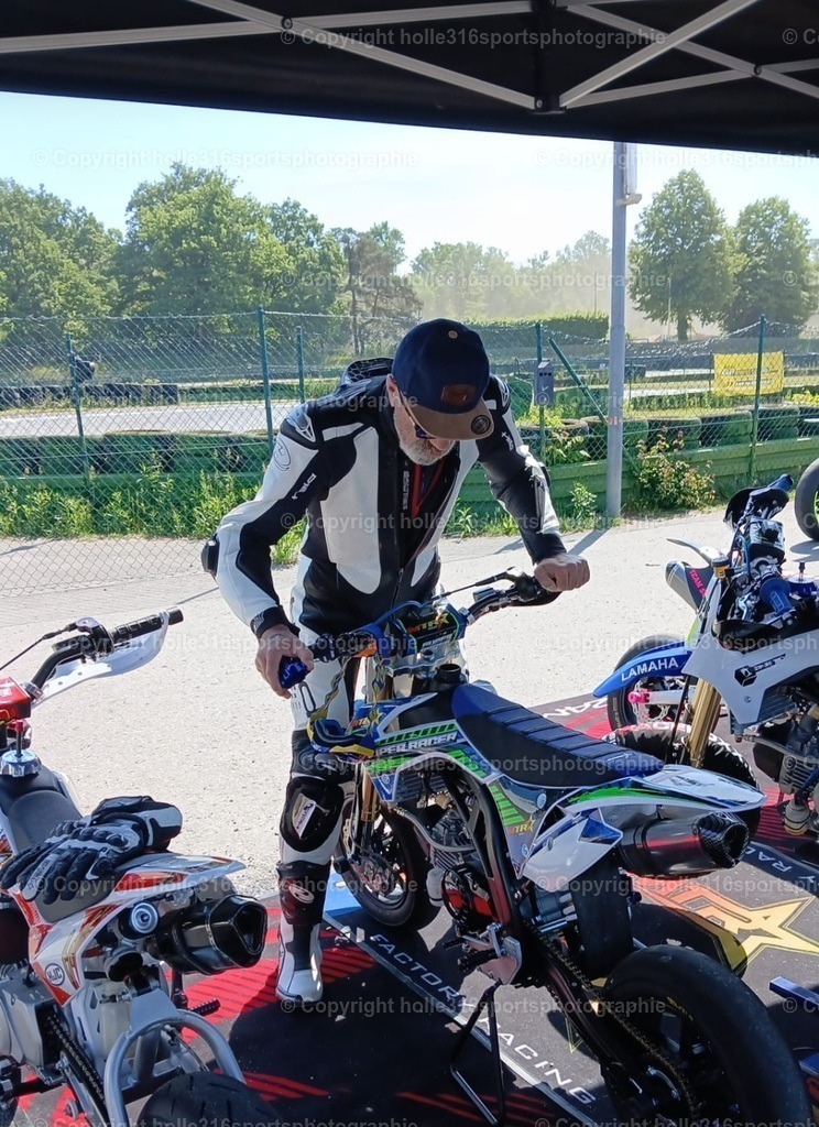 Screenshot_20250510_214523_WhatsApp | Sportfotografie , Motorsport, Motoross, Reitsport, Mointainbike, Enduro,
Landschaft , Outdoor, Eventfotografie, Landschaft, Bilder online bestellen - Realisiert mit Pictrs.com