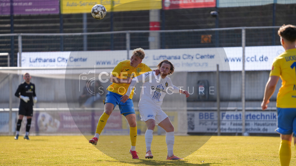Fußball, Herren, Saison 2025/2026, Regionalliga Nordost, 24. Spieltag, FSV 63 Luckenwalde vs. 1.FC Lokomotive Leipzig, Samstag 28.02.2026, Werner-Seelenbinder-Stadion Luckenwalde, | Fußball, Herren, Saison 2025/2026, Regionalliga Nordost, 24. Spieltag, FSV 63 Luckenwalde vs. 1.FC Lokomotive Leipzig, Samstag 28.02.2026, Werner-Seelenbinder-Stadion Luckenwalde, Im Bild: Jonas Kühn (l. Luckenwalde) und Dorian Cevis (r. Leipzig) - Realisiert mit Pictrs.com