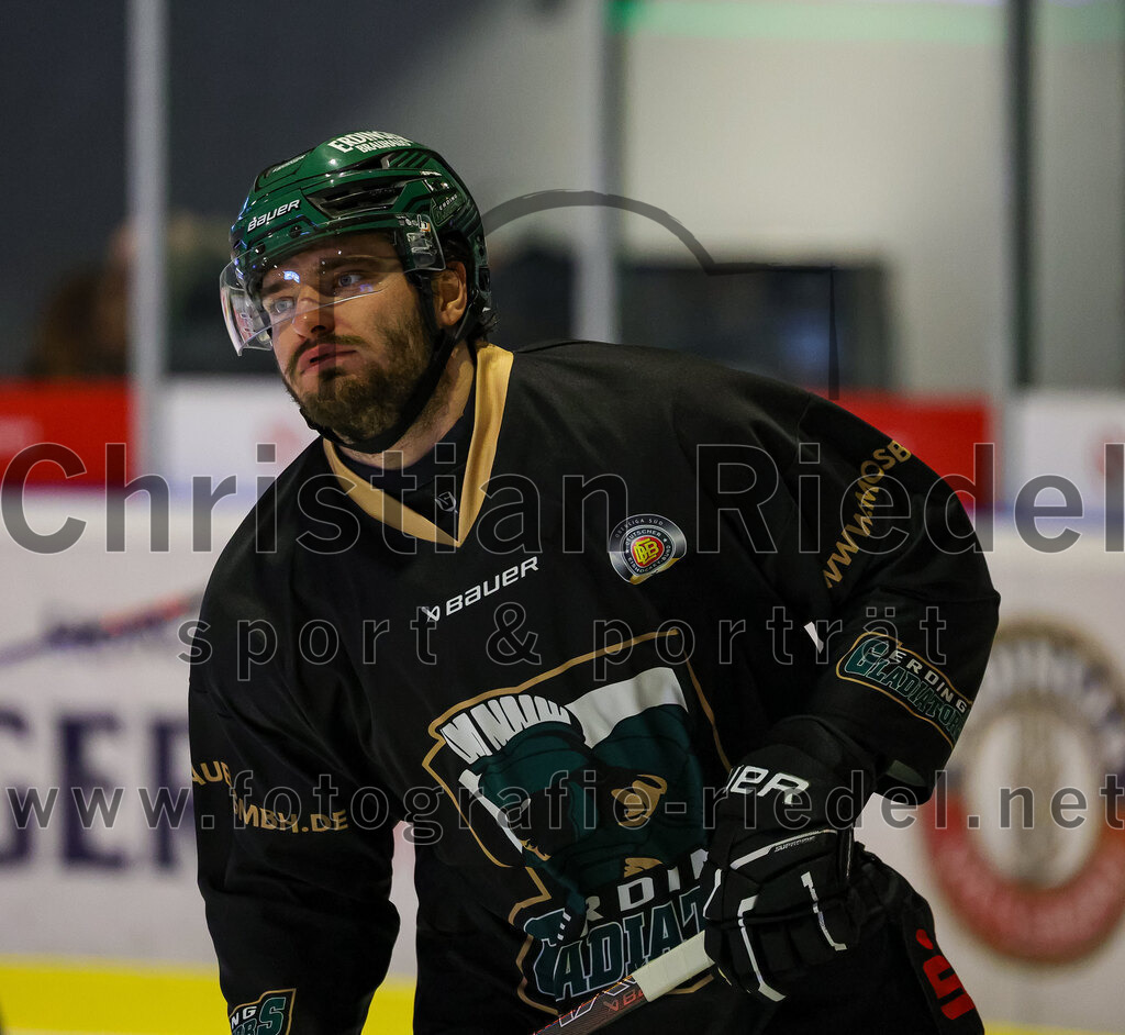 2025-12-05_011_TSV_Erding_gegen_Stuttgart_Rebels | Erding, Deutschland, 05.12.2025:Eishockey, Oberliga Süd 2025 / 2026, 23. Spieltag, TSV Erding gegen Stuttgart Rebels, Endergebnis: 5:6Marc Schmidpeter (Erding Gladiators, #33)Foto: Christian Riedel / fotografie-riedel.net
