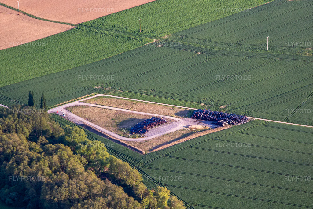 Luftbild: Lager für ausgediente Gasleitungsrohre der TENP I im Ortsteil Gleiszellen in Gleiszellen-Gleishorbach im Bundesland Rheinland-Pfalz in Deutschland. Foto: IMG_140290.jpg vom 23.04.2024 durch Werner Riehm/FLY-FOTO.de