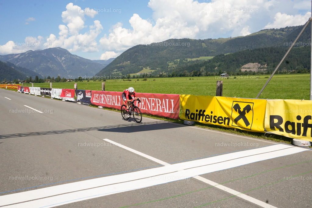 875_20230817_Bewerb_Maenner_Muehlanger | AUT - OESTERREICH, 2023-08-16: SPORT RENNRAD-FAHREN - 55. INTERNATIONALER RADWELTPOKAL IN ST. JOHANN IN TIROL  - Vintage-Radrennen mit WM-Bronze-Medaillen-Siegerin Christina Schweinberger, den Teilnehmer und Alexander Baumann (vom Orginastions-Team) - TAG 2 BEWERB MAENNER IN SECHS GRUPPEN  ; Foto: Roland Muehlanger