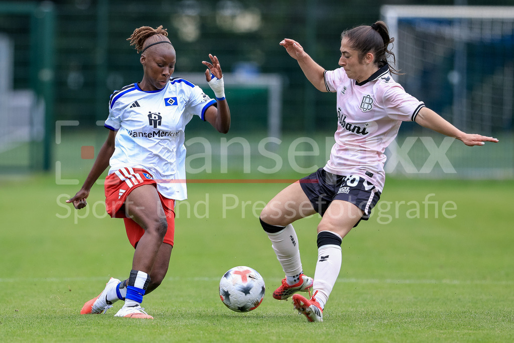 Fussball, Testspiel Frauen, Hamburger SV - Odense BK | v.li.: Magou Doucoure (Hamburger SV, HSV, 2) und Emma Ilijoski (Odense BK, 26) im Zweikampf, Duell, Dynamik, Aktion, Action, Spielszene