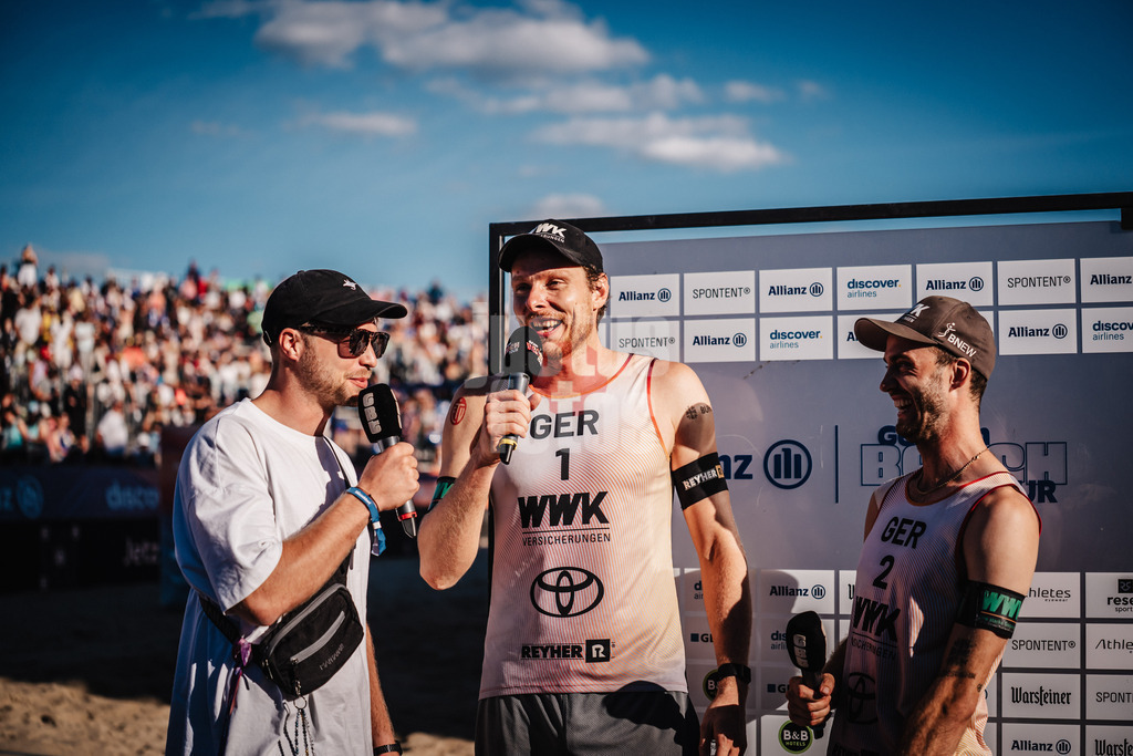 Beachvolleyball | Spiel um Platz Drei | Finale | Deutsche Meisterschaften 2025 Timmendorfer Strand | 07.09.2025 | v.l. Tim Noack, Nils Ehlers und Clemens Wickler im Interview nach dem Spiel