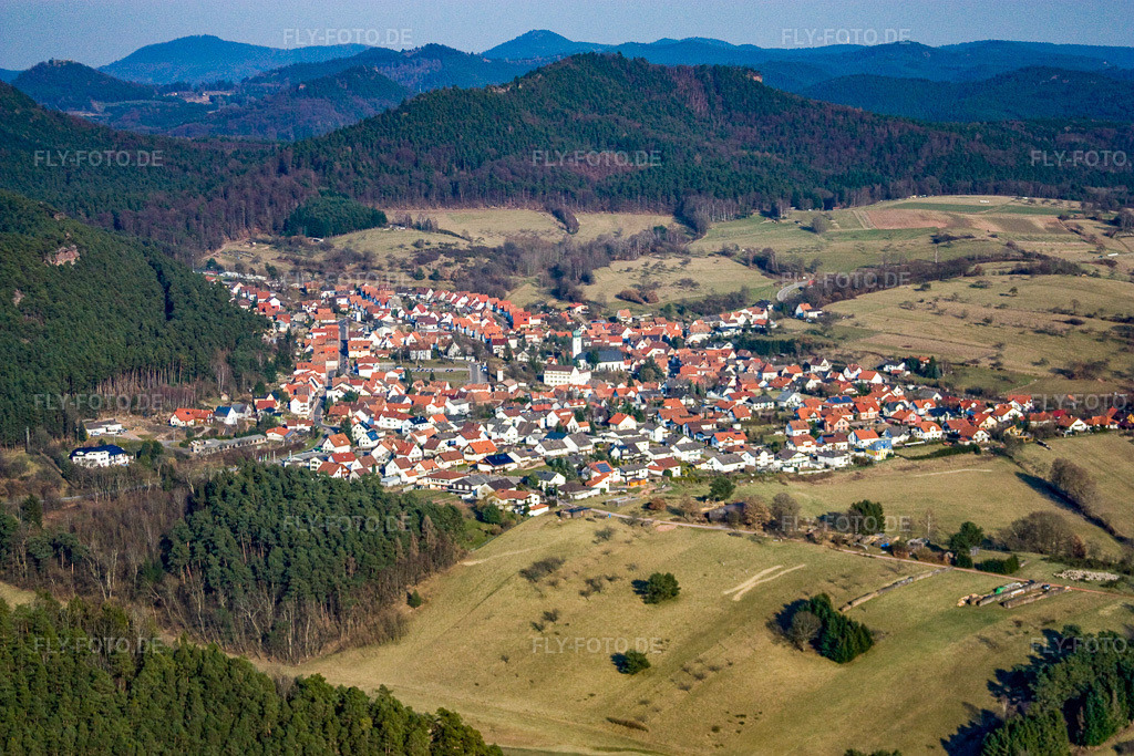 Luftbild: Dorfansicht aus Westen in Busenberg im Bundesland Rheinland-Pfalz in Deutschland. Foto: IMG_17469.jpg vom 21.03.2009 durch Werner Riehm/FLY-FOTO.de
