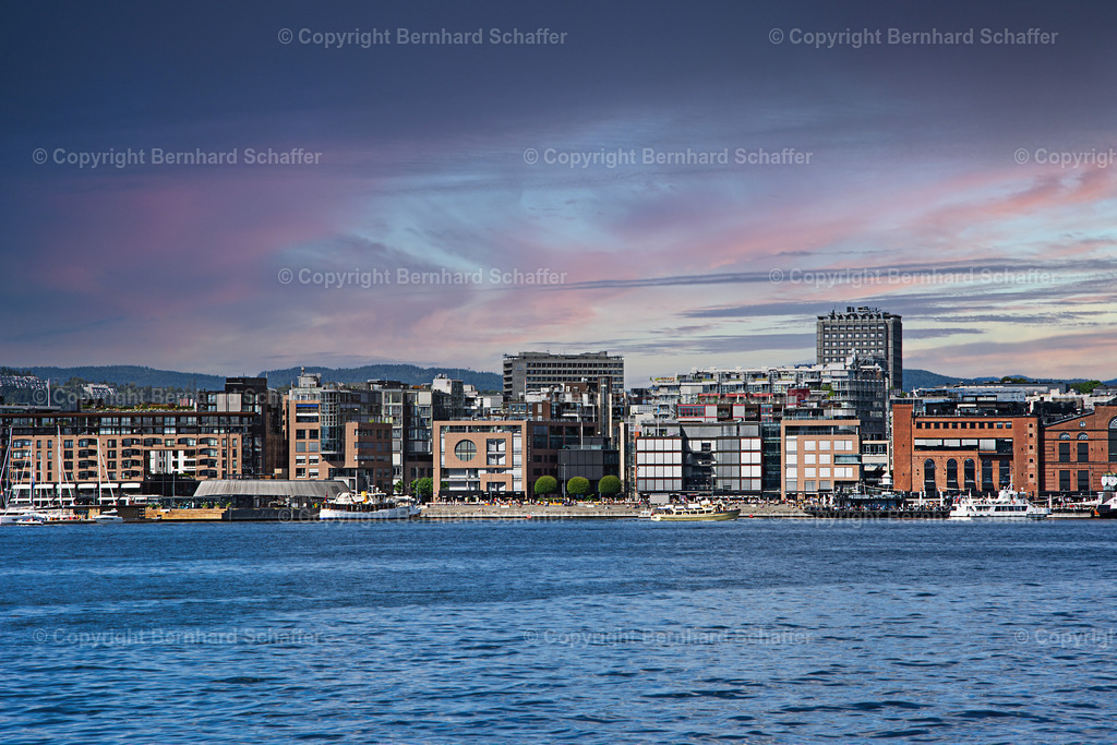 Oslo Aker Brygge | Osloer Stadtteil Aker Brygge mit ziehenden Zirruswolken am Himmel. - Realisiert mit Pictrs.com