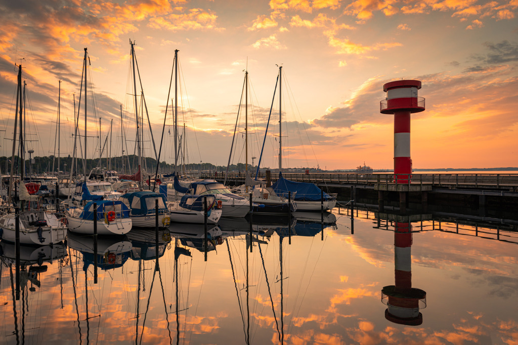 Eckernförde Leuchtturm Hafen | Ein schöner Sonnenaufgang im Eckernförder Hafen. 