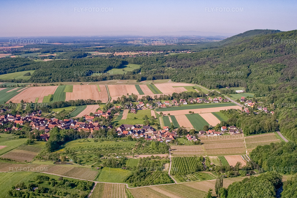 Aerial view: View of the town from the north in Cleebourg in the state Bas-Rhin, France. – Photo: IMG_10795.jpg taken on 05/12/2008 by Werner Riehm/FLY-FOTO.com – Resolution of the original: 3456 x 2304 px