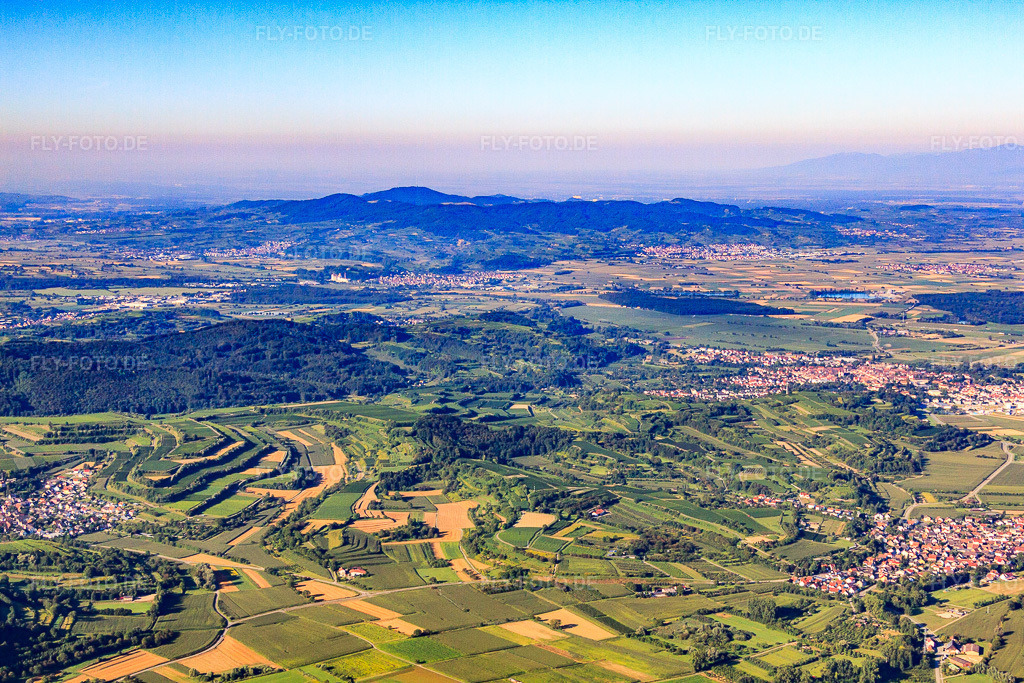 Luftbild: Blick über den Wald Kenzingen zum Kaiserstuhl von Nordosten in Kenzingen im Bundesland Baden-Württemberg in Deutschland. Foto: IMG_59437.jpg vom 16.08.2013 durch Werner Riehm/FLY-FOTO.de