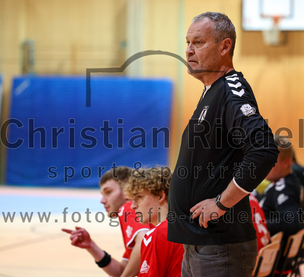 2022-11-19_105_SpVgg_Altenerding_gegen_TG_Landshut_II | Erding, Deutschland, 19.11.2022:
Handball, Bezirksoberliga Männer 2022 / 2023, 9. Spieltag, SpVgg Altenerding gegen TG Landshut II, Endergebnis: 33:31

Trainer Peter Mesiarik (Spvgg Altenerding)

Foto: Christian Riedel / fotografie-riedel.net